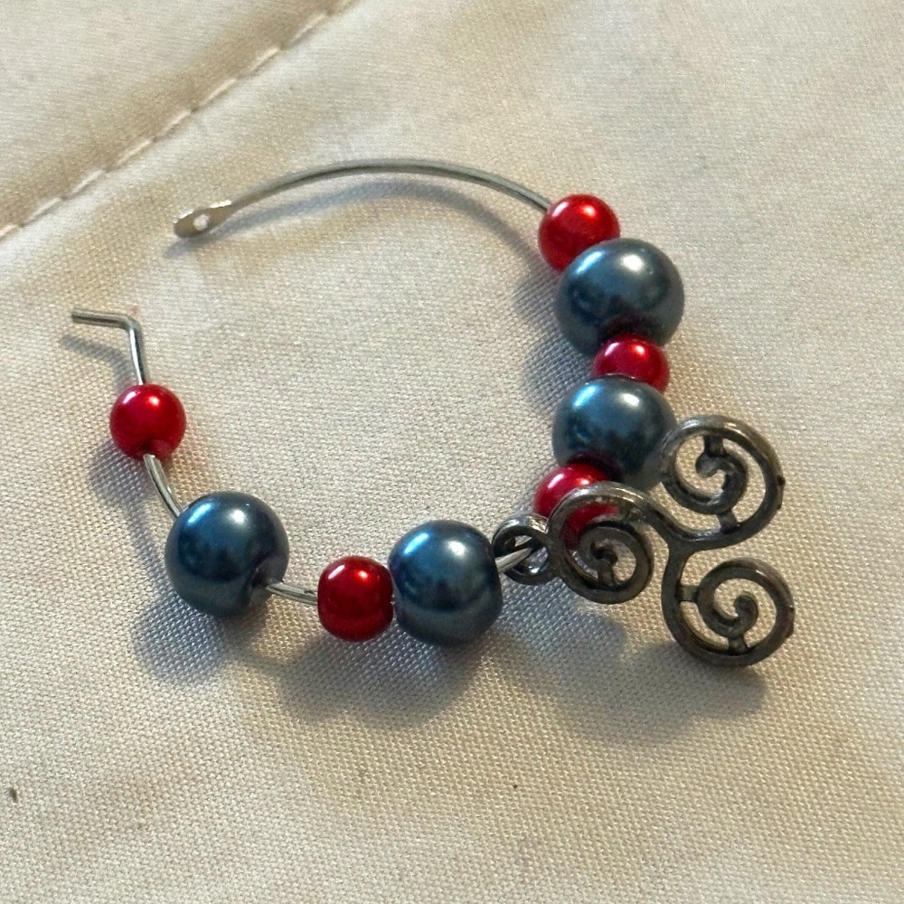 Wine glass tag, stainless steel hoop, blue/red beads Triple Celtic Spiral